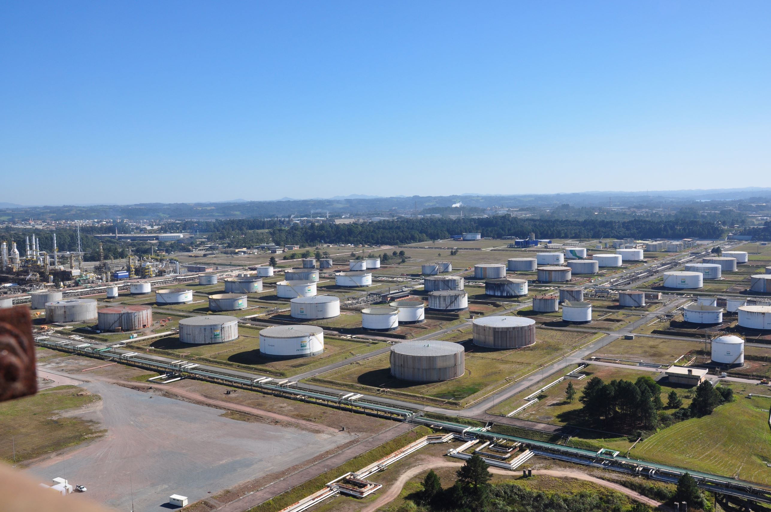 Imagem aérea de tanques da Repar